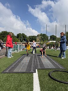Foto: Kinder üben Weitsprung. 