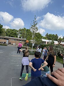 Foto: ein Kind trainiert Weitwurf mit dem Medizinball. 