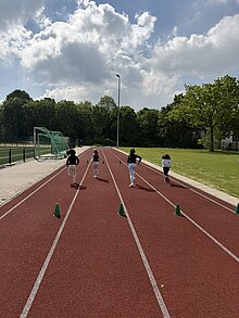 Foto: 4 Kinder sprinten und geben ihr Bestes. 