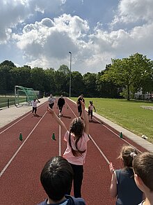 Foto: Sprint dreier Lehrerinnen. 