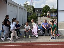 Foto: Kinder aus der Eulenklasse machen Pause. 