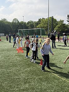 Foto: Kinder springen über einen Hindernisparcours