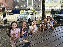 Foto: 5 Kinder essen Eis.