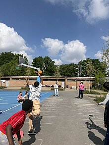 Foto: ein Kind wirft einen Medizinball. 