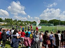 Foto: viele Kinder schauen zu beim gemeinsamen Abschluss