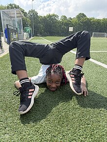 Foto: ein Kind verbiegt sich - Körperakrobatik. 
