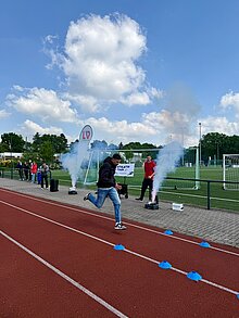 Foto: ein Lehrer sprintet. 