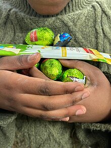 Foto Kind hat einige Ostereier aus Schokolade gefunden.