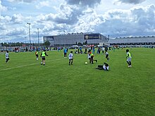 Foto: Kinder machen sich warm auf dem Trainingsgelände der Merkur-Spiel-Arena