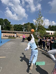 Foto: ein Kind trainiert den Medizinball-Weitwurf. 